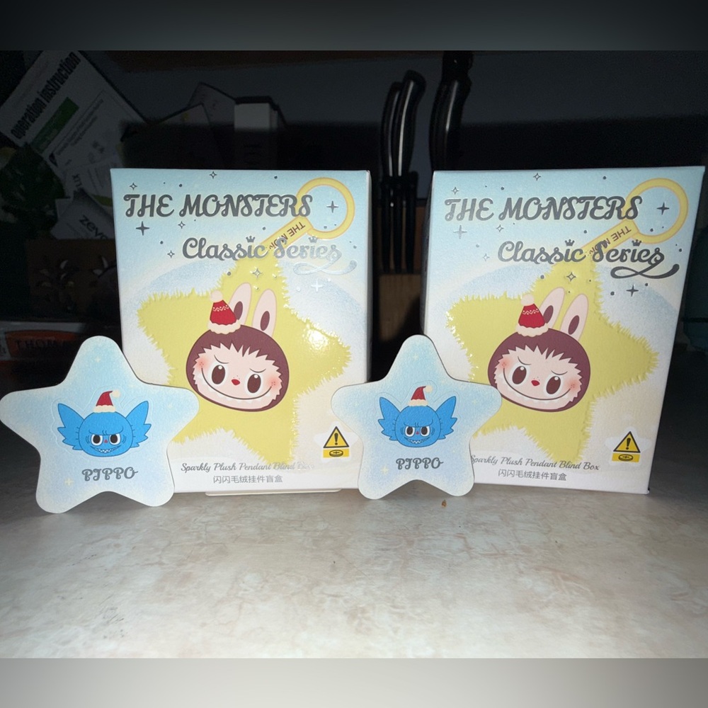 POP MART Monsters Classic Series-Sparkly Plush Pendant (Pippo)